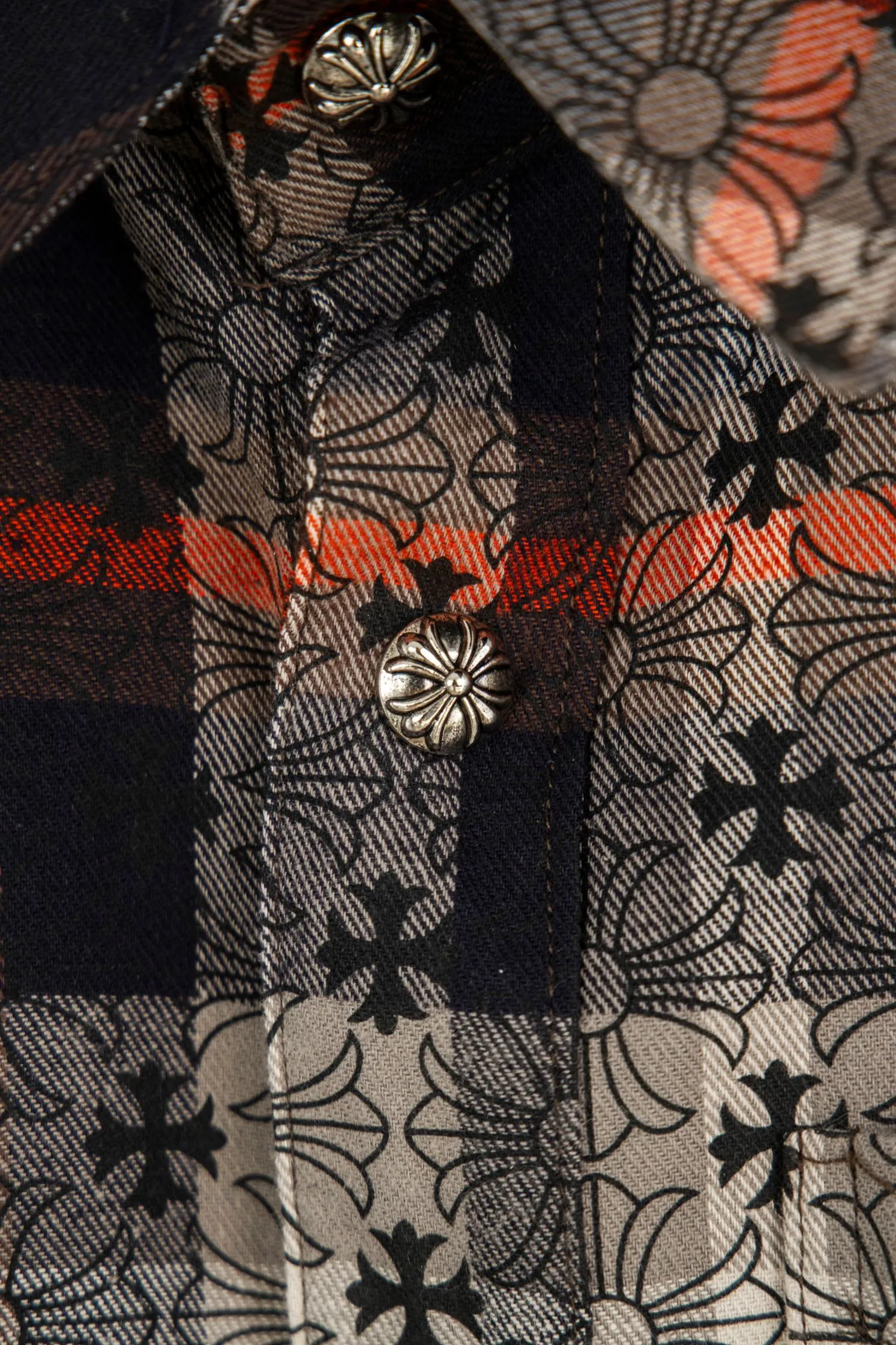 🅿️260 new model number: B132 Chrome Hearts classic cashew flower cross all-over printed jacquard long-sleeved casual shirt 1️⃣Customized original jacquard fabric, high-quality pure cotton jacquard plaid fabric, soft and comfortable to the touch, a very high-quality fabric! 2️⃣The details of the workmanship are perfectly controlled. The lining is made of vest hemming, and the cuffs are made of double cross leather labels. It is different from the ordinary version. The collar is also designed with interlining, which shows high-end fashion and personality. The style is fashionable, simple and elegant, and it is a very versatile jacket! 4⃣️Complete accessories, all customized with original versions! Same style for men and women Color: Cashew Red Size: S, M, L, XL